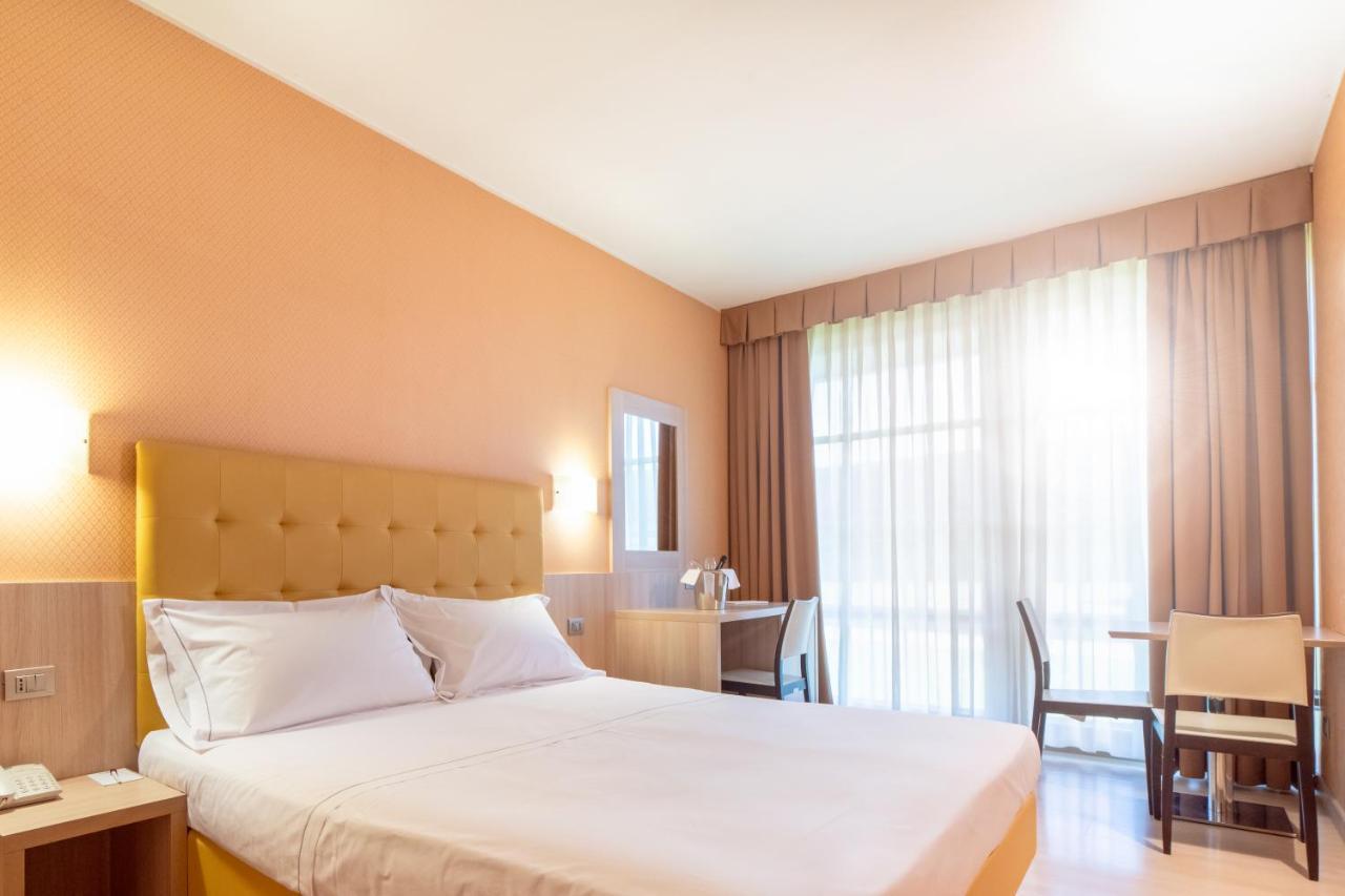Motel Hotel Piranha Cameriano Esterno foto