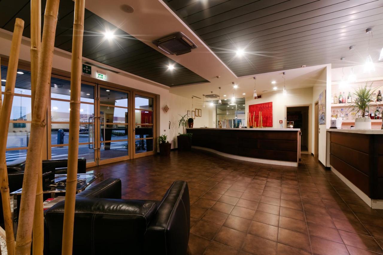 Motel Hotel Piranha Cameriano Esterno foto