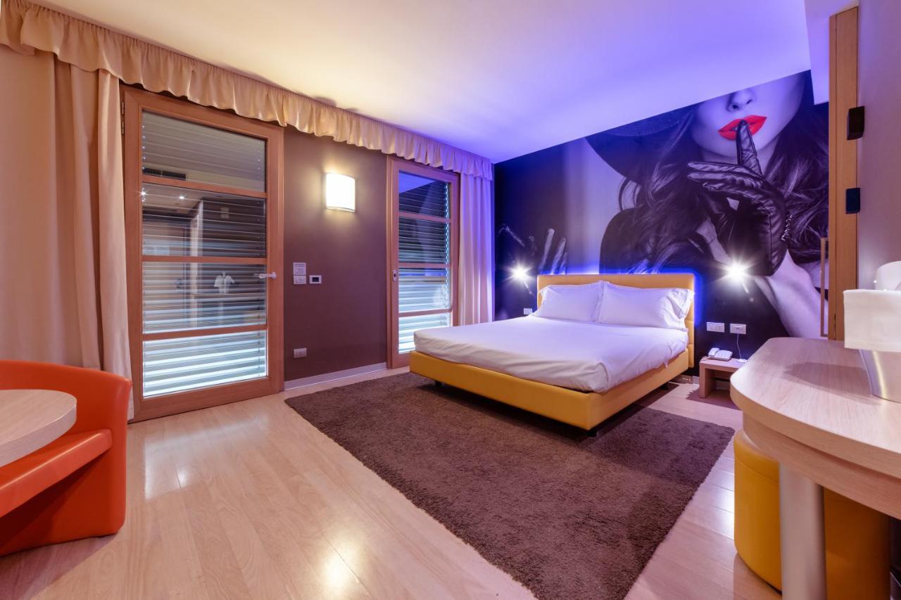 Motel Hotel Piranha Cameriano Esterno foto