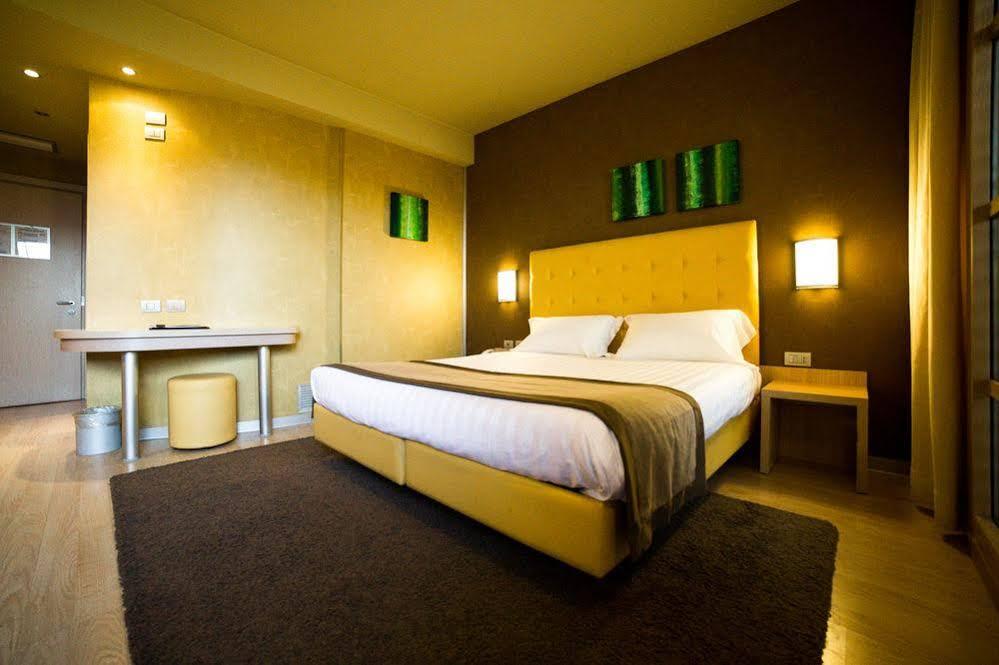 Motel Hotel Piranha Cameriano Esterno foto