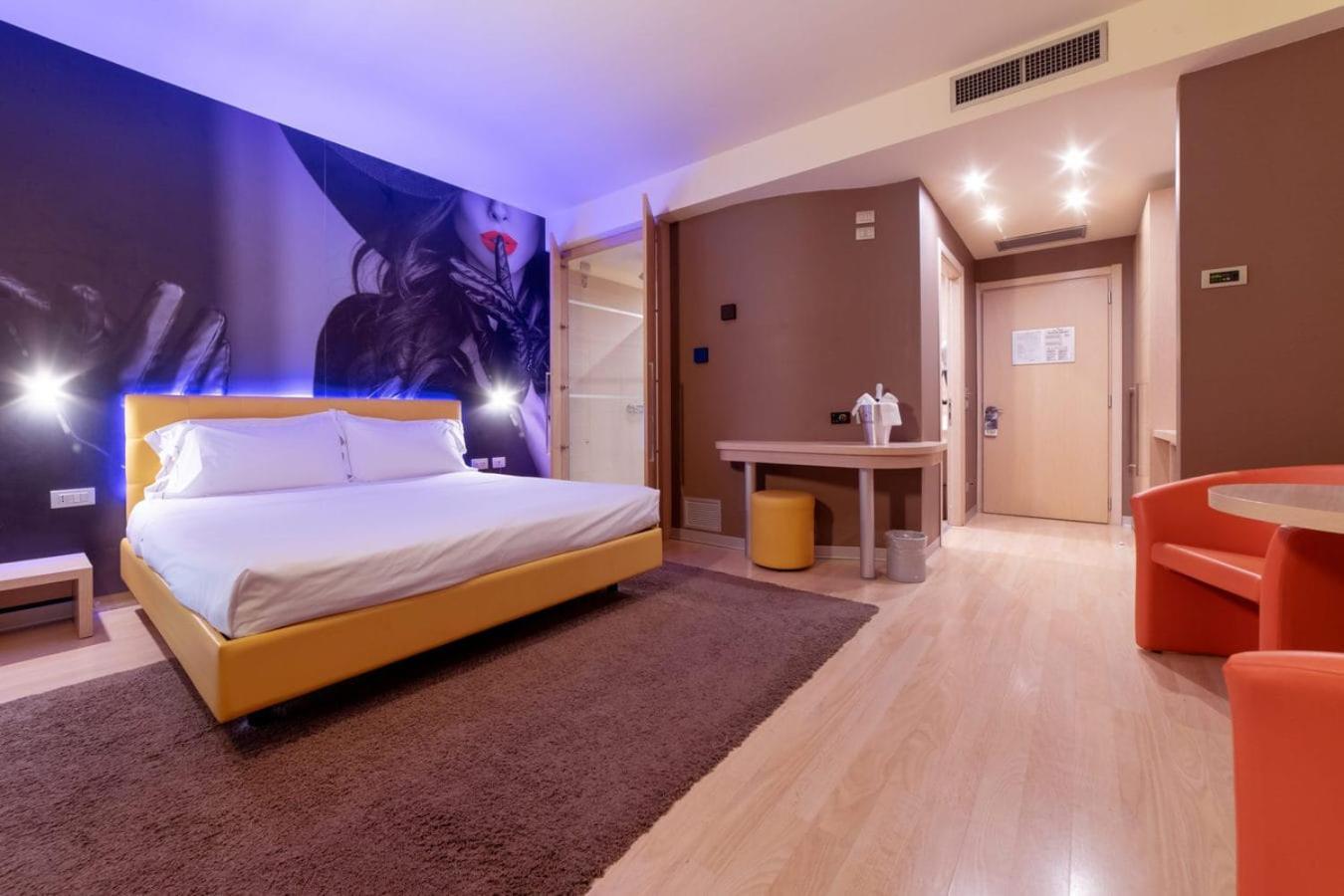 Motel Hotel Piranha Cameriano Esterno foto