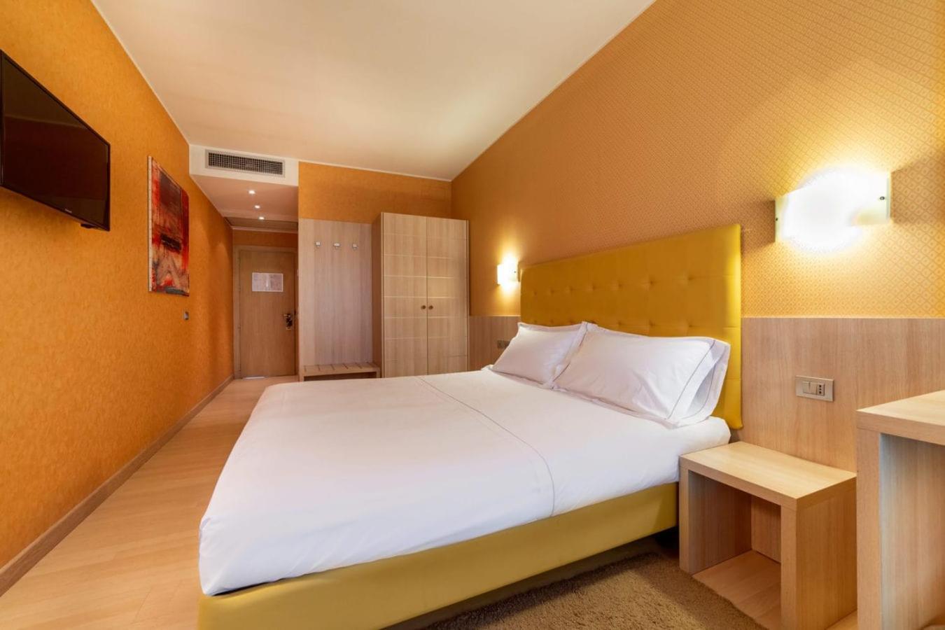 Motel Hotel Piranha Cameriano Esterno foto